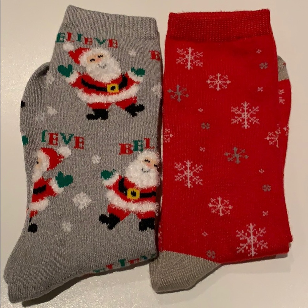 Holiday Christmas Socks 2 Pairs Santa Snowflakes